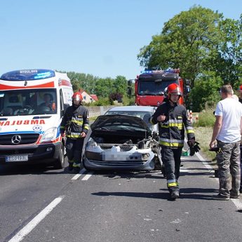 Osobówka uderzyła w przyczepę. Jedna osoba poszkodowana Osobówka uderzyła w przyczepę. Jedna osoba poszkodowana