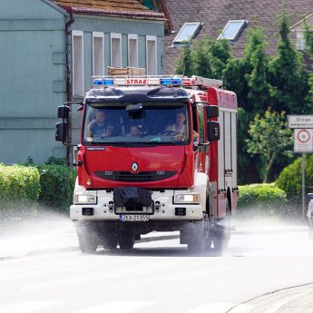Nietypowe widoki w Golczewie. Strażacy chłodzili asfalt Nietypowe widoki w Golczewie. Strażacy chłodzili asfalt