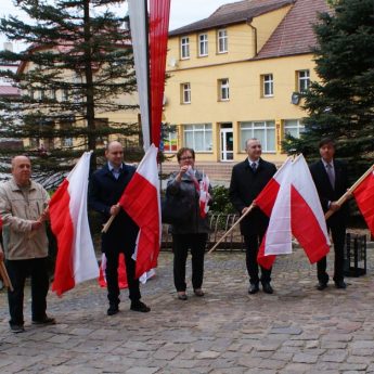 Kamieńscy działacze PiS rozdawali Mieszkańcom flagi narodowe Kamieńscy działacze PiS rozdawali Mieszkańcom flagi narodowe