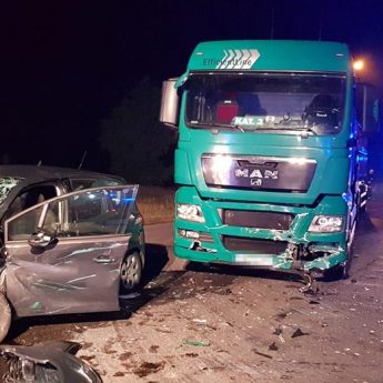 Zderzenie ciężarówki z osobówką w Uniborzu. Pijany kierowca wyszedł bez szwanku Zderzenie ciężarówki z osobówką w Uniborzu. Pijany kierowca wyszedł bez szwanku