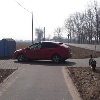Jak utrudniać jazdę rowerzystom? Czytelnik wskazuje mistrzów blokowania ruchu