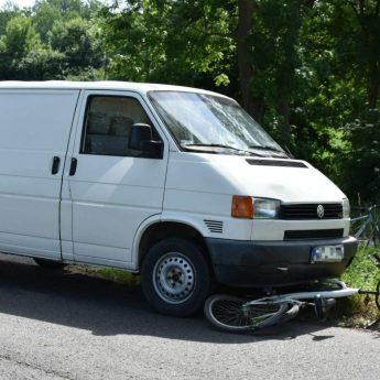 Groźne zdarzenie pod Sulikowem. Rowerzystka wjechała pod Volkswagena Groźne zdarzenie pod Sulikowem. Rowerzystka wjechała pod Volkswagena