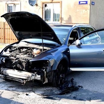 Audi uderzyło w Renault. Jedna osoba poszkodowana Audi uderzyło w Renault. Jedna osoba poszkodowana