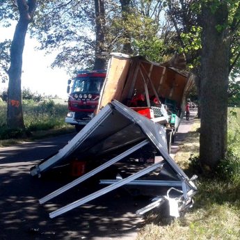 Dostawcze Iveco zahaczyło o drzewo. Skrzynki z piwem rozsypały się na jezdnię