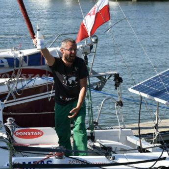 Opłynął dookoła świat bez zawijania do portu. Rekordzista świata zawinął do Mariny Kamień Pomorski Opłynął dookoła świat bez zawijania do portu. Rekordzista świata zawinął do Mariny Kamień Pomorski