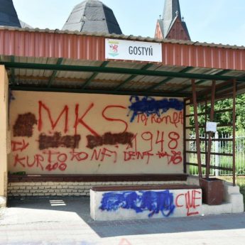 Zdewastowali przystanek w Gostyniu. Czytelnik: "To nie ma nic wspólnego ze sportem"