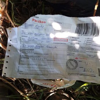 Śmieciarze nie znają wstydu. Wyrzucają nawet podpisane papiery Śmieciarze nie znają wstydu. Wyrzucają nawet podpisane papiery