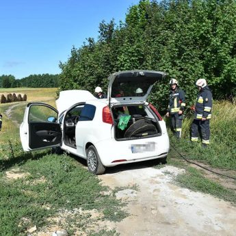 Fiat zapalił się w trakcie jazdy. Na miejscu strażacy z dwóch powiatów Fiat zapalił się w trakcie jazdy. Na miejscu strażacy z dwóch powiatów
