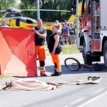 Wjechała wprost pod naczepę. Rowerzystka zginęła na miejscu Wjechała wprost pod naczepę. Rowerzystka zginęła na miejscu