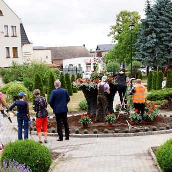 Słuchacze Uniwerstytetu Trzeciego Wieku upiększali miasto Słuchacze Uniwerstytetu Trzeciego Wieku upiększali miasto