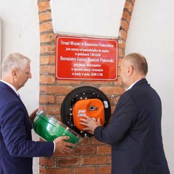 Ma ratować ludzkie życie. Ogólnodostępny defibrylator AED zawisł na kamieńskim ratuszu Ma ratować ludzkie życie. Ogólnodostępny defibrylator AED zawisł na kamieńskim ratuszu