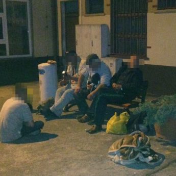 "Zaczepki, picie i ciągłe awantury". Bezdomni opanowali teren dworca PKP