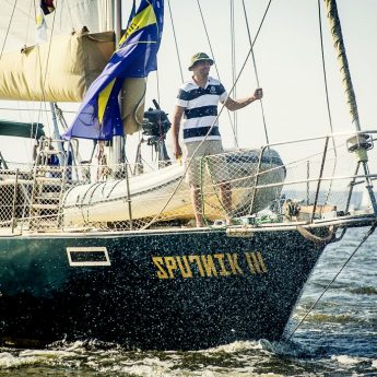 Sputnikiem dookoła Ziemi - Powrót do domu Sputnikiem dookoła Ziemi - Powrót do domu