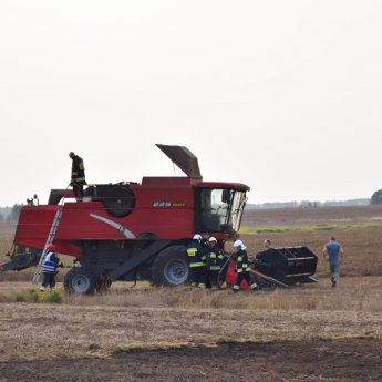 O krok od nieszczęścia w trakcie żniw. W Rekowie zapalił się kombajn O krok od nieszczęścia w trakcie żniw. W Rekowie zapalił się kombajn