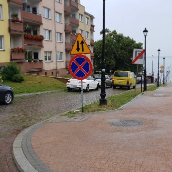 Czytelnik: "Znak są za niskie, że policja ich nie dostrzega?"
