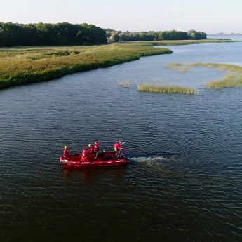 Akcja poszukiwawcza wznowiona. Strażacy, SAR i WOPR szukają 14 - latki [Film]