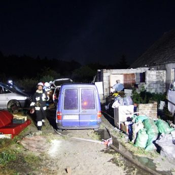 Nocny pożar samochodu w Kodrąbku. Na miejscu straż z całej okolicy