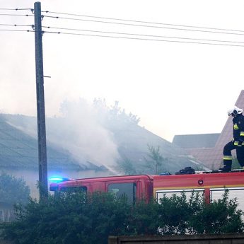 Pożar budynku gospodarczego w Mokrawicy. Na miejscu sześć zastępów straży