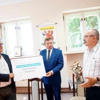 Wójt Atras z czekiem na 100 tys. złotych! Gmina Świerzno samorządem przyjaznym rodzinie Wójt Atras z czekiem na 100 tys. złotych! Gmina Świerzno samorządem przyjaznym rodzinie