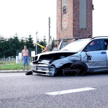 Mazda zderzyła się z BMW. Jedna osoba poszkodowana Mazda zderzyła się z BMW. Jedna osoba poszkodowana