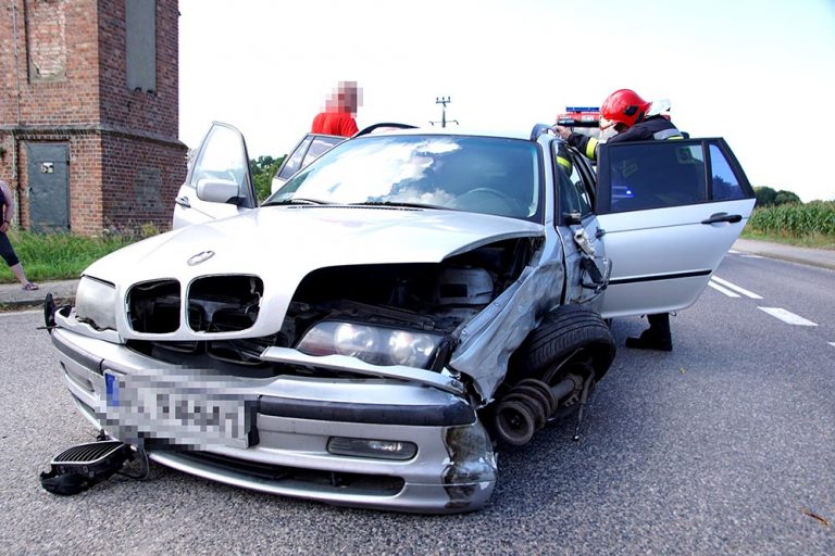Mazda zderzyła się z BMW. Jedna osoba poszkodowana
