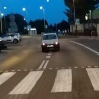 Białe Cinquecento potrąciło rowerzystę. Świadek zdarzenia szuka kierowcy Białe Cinquecento potrąciło rowerzystę. Świadek zdarzenia szuka kierowcy