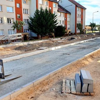 Przebudowywane ulice w Kamieniu Pomorskim wyłaniają się z chaosu [Zdjęcia, Film]