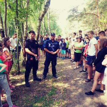 Policja z Kamienia Pomorskiego z wizytą u harcerzy