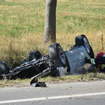 Dachowanie pod Wrzosowem. Jedna osoba trafiła do szpitala