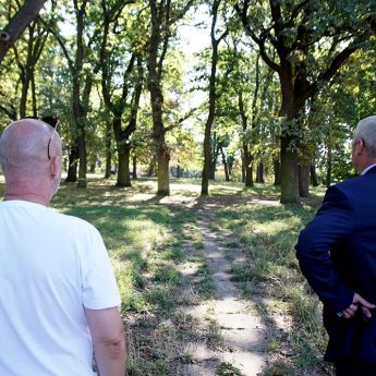 Przedstawiciel konserwatora wizytował park. Burmistrz doglądał place budowy Przedstawiciel konserwatora wizytował park. Burmistrz doglądał place budowy