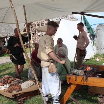 Warsztaty Archeologii Eksperymentalnej w wolińskim skansenie