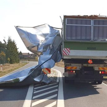 Domek "rozsypał się" po całej jezdni. O krok od nieszczęścia pod Rarwinem Domek "rozsypał się" po całej jezdni. O krok od nieszczęścia pod Rarwinem