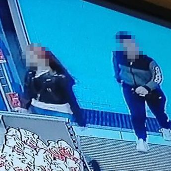 Wchodzą jak do siebie i zabierają telefon. "Może oddadzą go polubownie" Wchodzą jak do siebie i zabierają telefon. "Może oddadzą go polubownie"