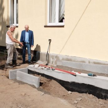 Świetlica w Wysokiej Kamieńskiej zyskała podjazd Świetlica w Wysokiej Kamieńskiej zyskała podjazd