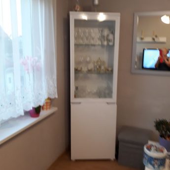 Sprzedam oszkloną, białą witrynę (wysoki połysk) z oświetleniem led