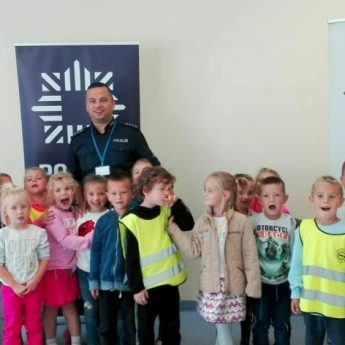 Przedszkolaki z wizytą u kamieńskich funkcjonariuszy Przedszkolaki z wizytą u kamieńskich funkcjonariuszy