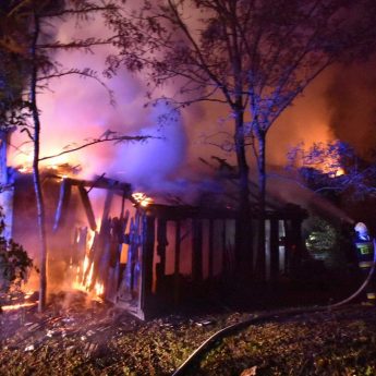 W Trzebieszewie płonie budynek gospodarczy. Na miejscu osiem zastępów straży W Trzebieszewie płonie budynek gospodarczy. Na miejscu osiem zastępów straży