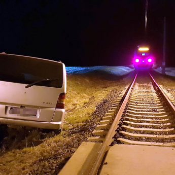O krok od tragedii na niestrzeżonym przejeździe. Vito zderzył się z pociągiem osobowym! O krok od tragedii na niestrzeżonym przejeździe. Vito zderzył się z pociągiem osobowym!