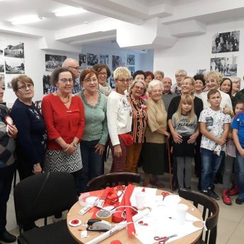 Warsztaty robienia kotylionów za nami. Dziś Piknik Niepodległościowy Warsztaty robienia kotylionów za nami. Dziś Piknik Niepodległościowy