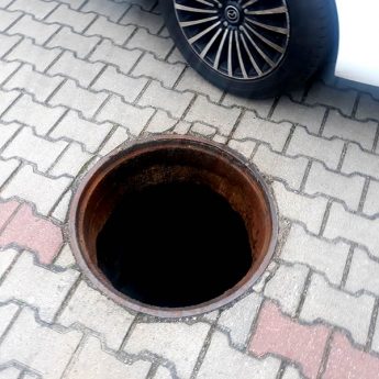 Złomiarze wzięli się za studzienki kanalizacyjne Złomiarze wzięli się za studzienki kanalizacyjne