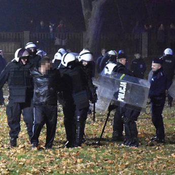 Vineta wygrywa w Kamieniu Pomorskim. Zamiast święta sportu, walka kibiców i starcie z policją [Zdjęcia, Film]