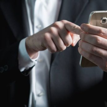 Oszuści coraz bardziej zuchwali. Polują na naiwnych seniorów Oszuści coraz bardziej zuchwali. Polują na naiwnych seniorów