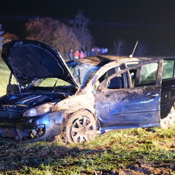 Volkswagen dachował w Kretlewie. Dwie osoby trafiły do szpitala Volkswagen dachował w Kretlewie. Dwie osoby trafiły do szpitala
