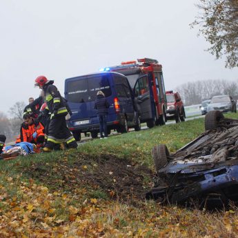 Dachowanie pod Dobropolem. Dwie osoby przewiezione do szpitala Dachowanie pod Dobropolem. Dwie osoby przewiezione do szpitala