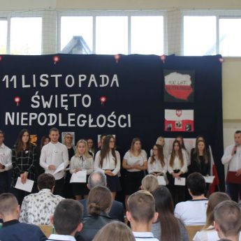 Uroczysty apel z okazji 100 - lecia odzyskania Niepodległości w Wolinie