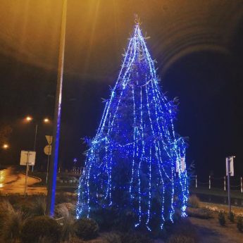 Choinka na rondzie, unijna flaga na maszcie. Pierwsze wizerunkowe zmiany w gminie Świerzno Choinka na rondzie, unijna flaga na maszcie. Pierwsze wizerunkowe zmiany w gminie Świerzno