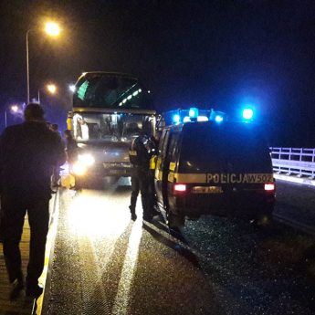 Podczas sprzeczki w autobusie dźgnął kolegę nożem! Mężczyźni byli pijani