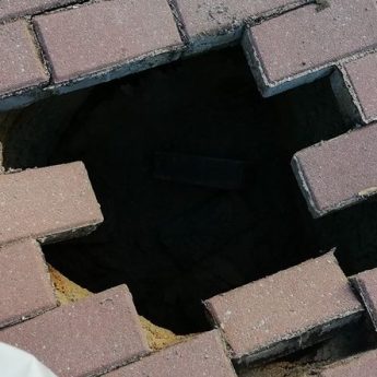Czytelnik prosi o interwencję. Na ulicy Szczecińskiej zapadła się ziemia Czytelnik prosi o interwencję. Na ulicy Szczecińskiej zapadła się ziemia