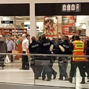 Atak nożownika w Centrum Handlowym Galaxy! Jedna osoba w stanie krytycznym Atak nożownika w Centrum Handlowym Galaxy! Jedna osoba w stanie krytycznym