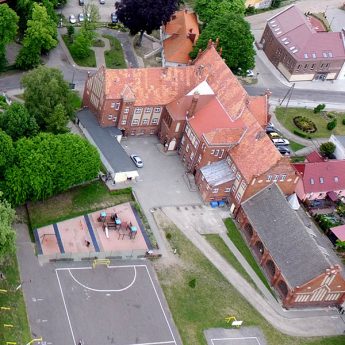 Fotografowali dzieci w szkole podstawowej? Policja: "Nie otrzymaliśmy zgłoszenia o obcych osobach w szkole" Fotografowali dzieci w szkole podstawowej? Policja: "Nie otrzymaliśmy zgłoszenia o obcych osobach w szkole"